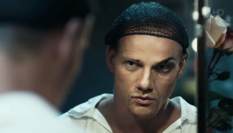 Момент из 12 серии 1 сезона