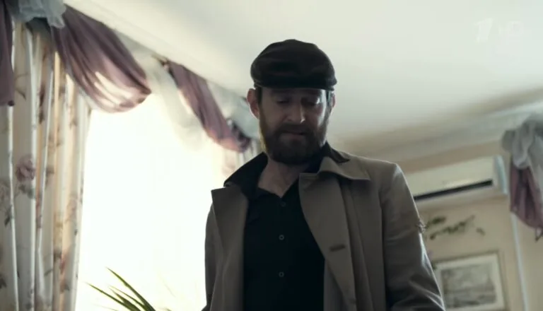 Момент из 9 серии 1 сезона